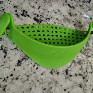 Silicone clip on strainer